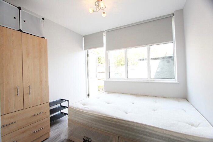 Studio To Rent In Woodville Gardens, London, NW11