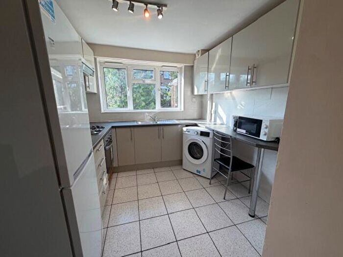 4 Bedroom Flat To Rent In Summit Court, Shoot Up Hill, Kilburn, NW2