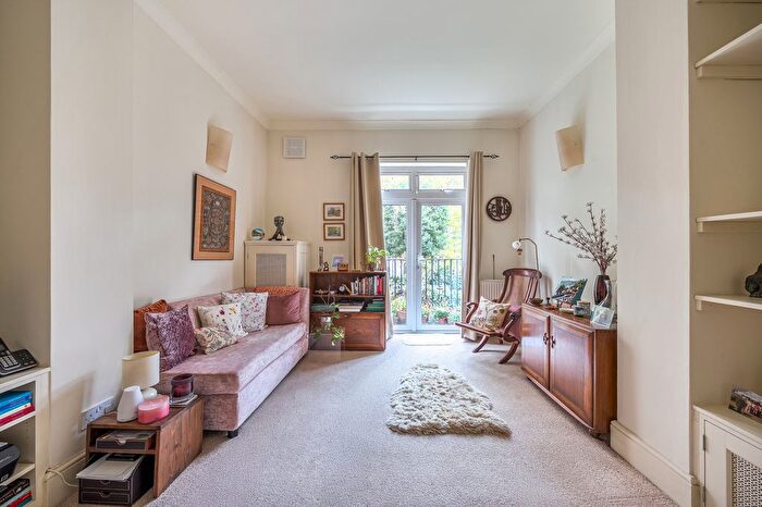 2 Bedroom Flat For Sale In Oakley Road, London, N1