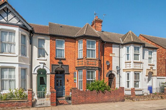 4 Bedroom Terraced House For Sale In Castle Road, Bedford, MK40