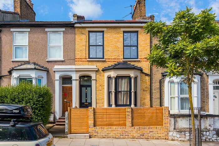 2 Bedroom Flat To Rent In Glyn Road, Clapton/ London, E5