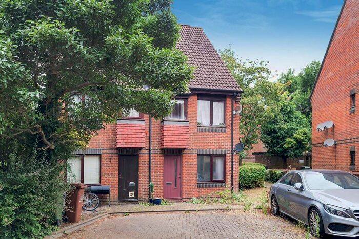 1 Bedroom Flat To Rent In Shott Close, Sutton, SM1