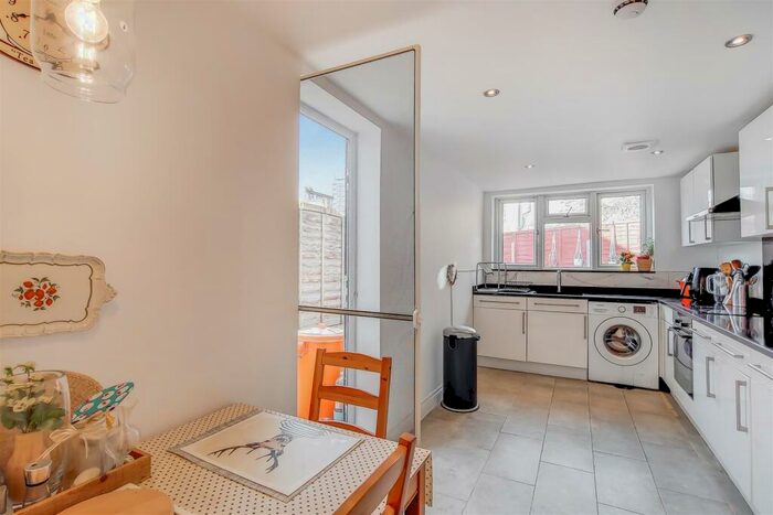 3 Bedroom House To Rent In Middle Road, London, E13