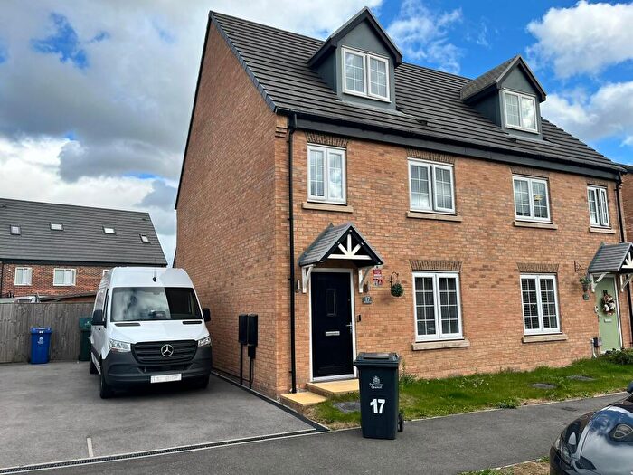 3 Bedroom Terraced House For Sale In Cutter Lane, New Rossington, Doncaster, DN11