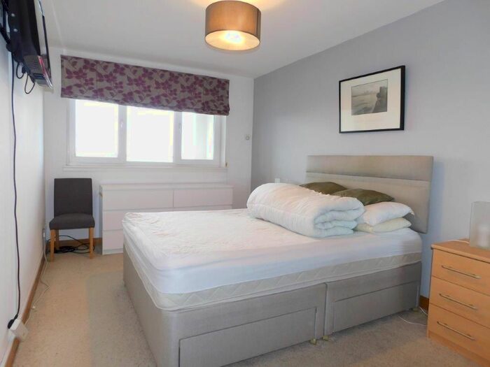 3 Bedroom Flat To Rent In Heron Place, Edinburgh, EH5