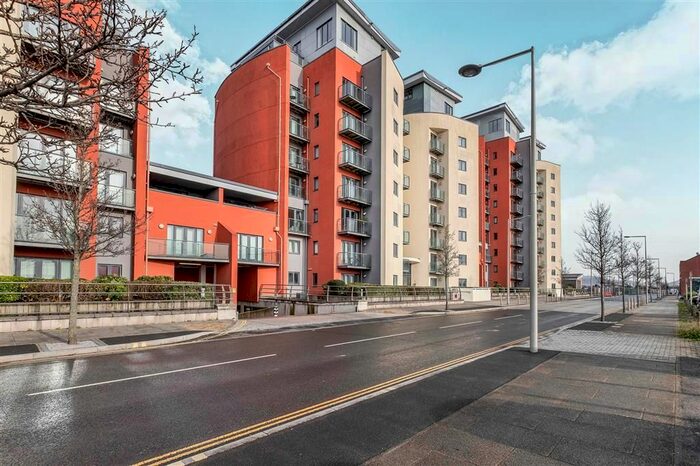2 Bedroom Flat To Rent In South Quay, Swansea, SA1
