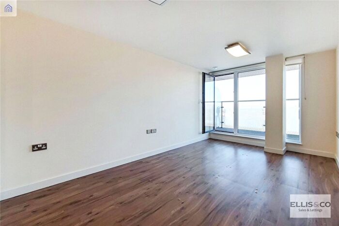 2 Bedroom Flat To Rent In The Green, Southall, UB2