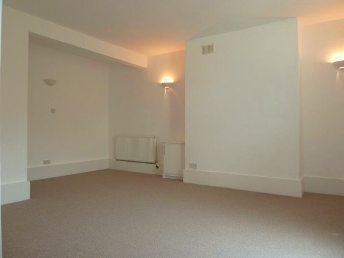 Studio To Rent In The Gardens, East Dulwich, London, SE22