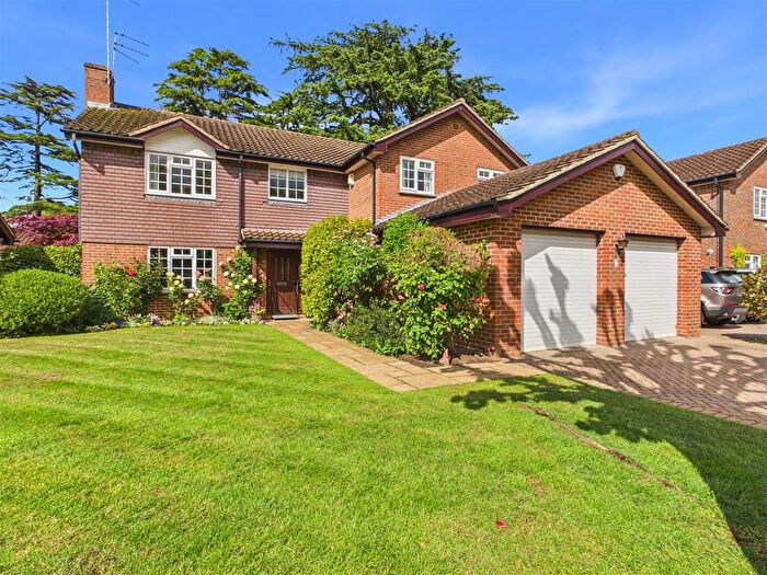 4 Bedroom Detached House For Sale In Vaillant Road, Weybridge, KT13