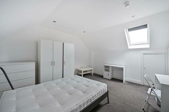 3 Bedroom Flat To Rent In Kingston Hill, Kingston Hill, Kingston Upon Thames, KT2