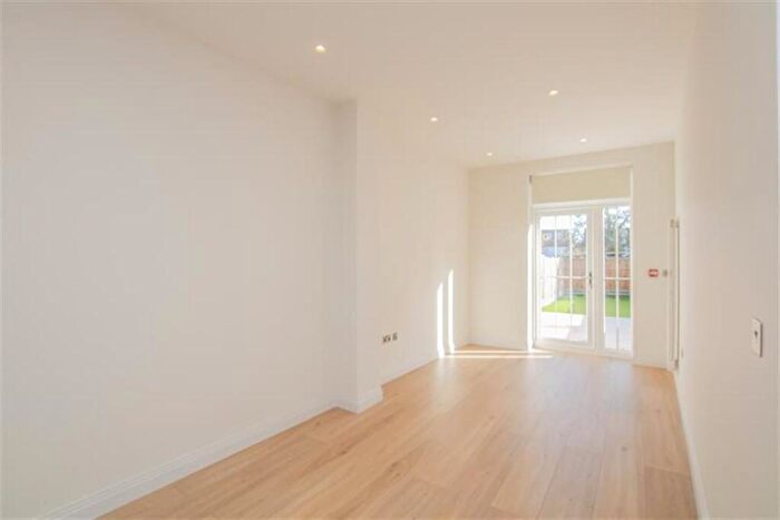 3 Bedroom Flat To Rent In Sunny Gardens Road, Hendon, NW4