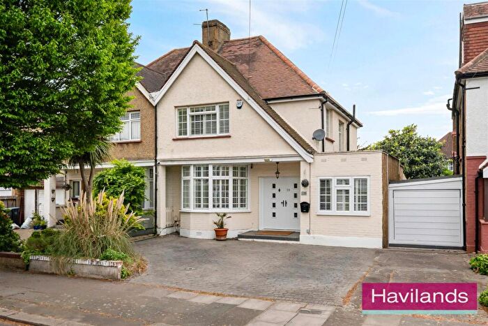 4 Bedroom Semi-Detached House For Sale In Halstead Road, London, N21