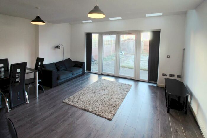 4 Bedroom End Of Terrace House To Rent In Bell Crescent, Manchester, M11