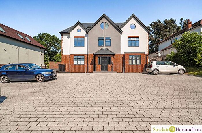2 Bedroom Flat For Sale In Hayes Lane, Bromley, BR2