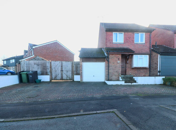 3 Bedroom Detached House To Rent In Turner Close, Basingstoke, RG21