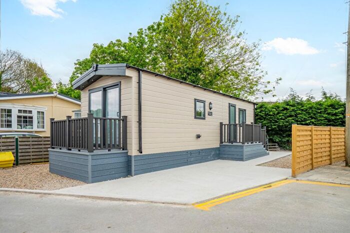 1 Bedroom Mobile/park Home For Sale In Elm Avenue, Acaster Malbis, York, YO23