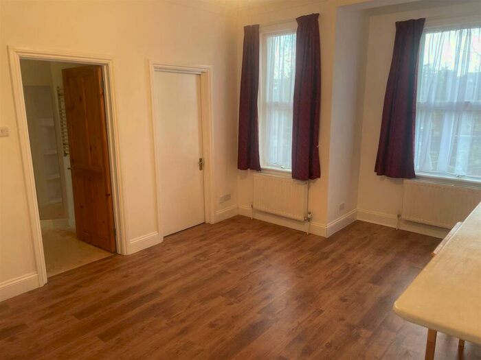 Studio To Rent In Melrose Avenue, London, NW2