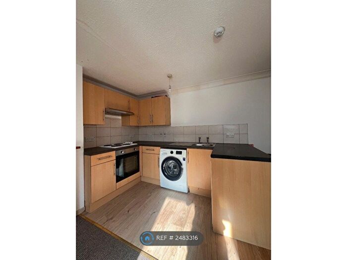 2 Bedroom Flat To Rent In Lammas Street, Carmarthen, SA31