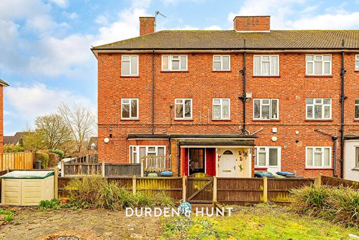 3 Bedroom Flat For Sale In Pyrles Lane, Loughton, IG10