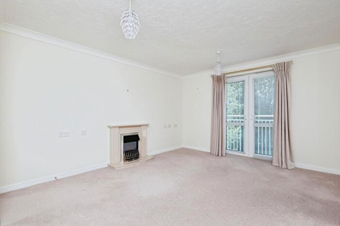 1 Bedroom Apartment For Sale In Aire Valley Court, Bingley, BD16
