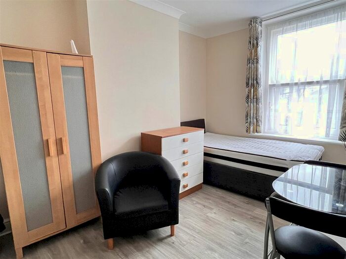 Studio To Rent In Devizes Road, Swindon, SN1