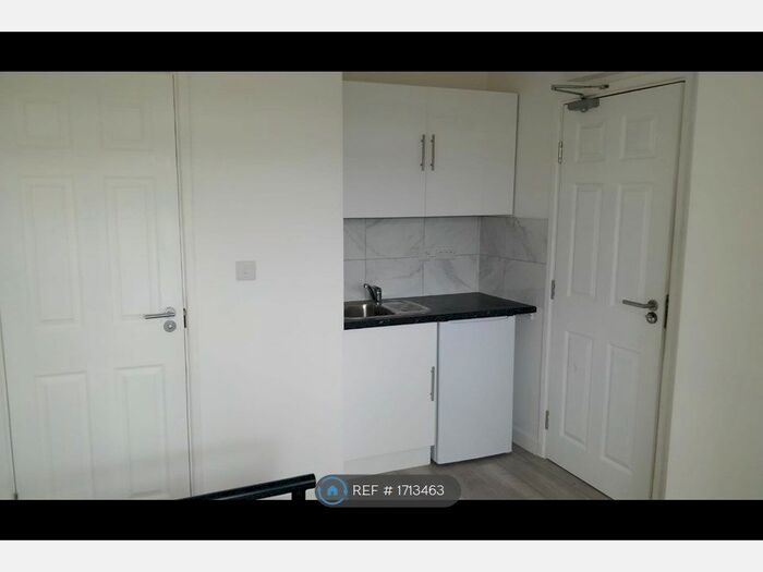 Studio To Rent In Cricklewood Broadway, London, NW2