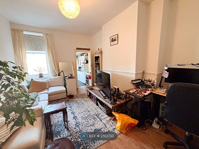 3 Bedroom Flat To Rent In Lynnwood Terrace, Newcastle Upon Tyne, NE4