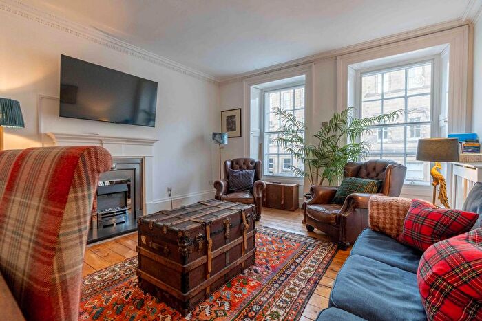 3 Bedroom Flat To Rent In High Street, Edinburgh, EH1