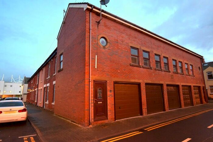 2 Bedroom Town House To Rent In John Street, Blackpool, FY1