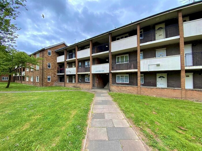 2 Bedroom Flat To Rent In Croyde Avenue, Hayes, Middlesex, UB3