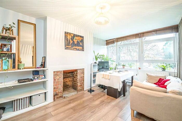 Studio To Rent In Crownstone Road, London, SW2