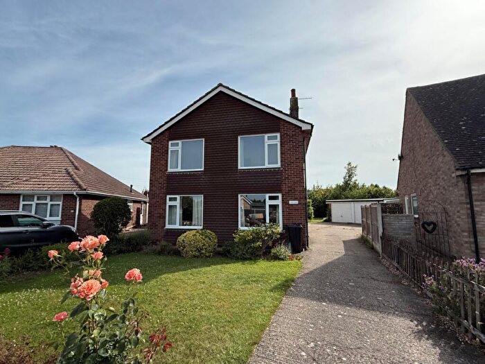 2 Bedroom Flat For Sale In Walden Way, Frinton-on-sea, CO13