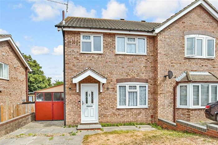 3 Bedroom Semi Detached House For Sale In Aldershot Road, Chatham, Kent, ME5