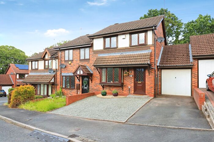 3 Bedroom End Of Terrace House For Sale In Whinchat Grove, Kidderminster, DY10