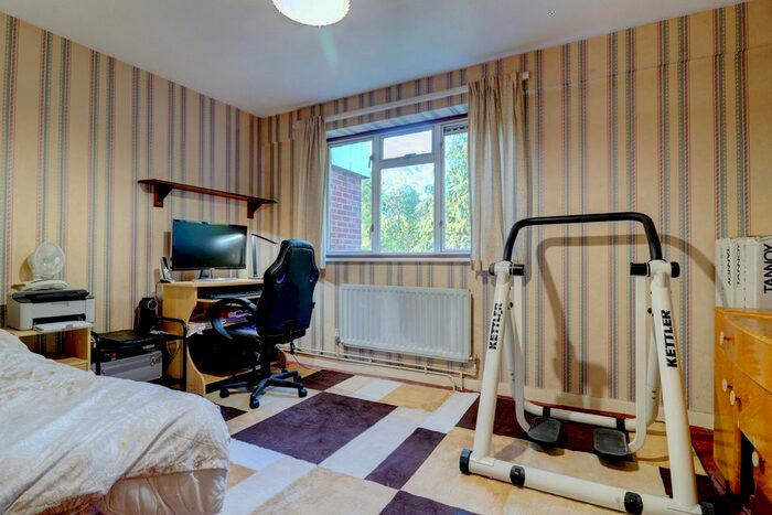 2 Bedroom Maisonette For Sale In London Road, High Wycombe, HP11