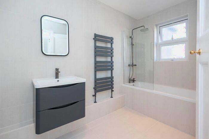 3 Bedroom Flat To Rent In Richmond Hill, Bournemouth, BH2