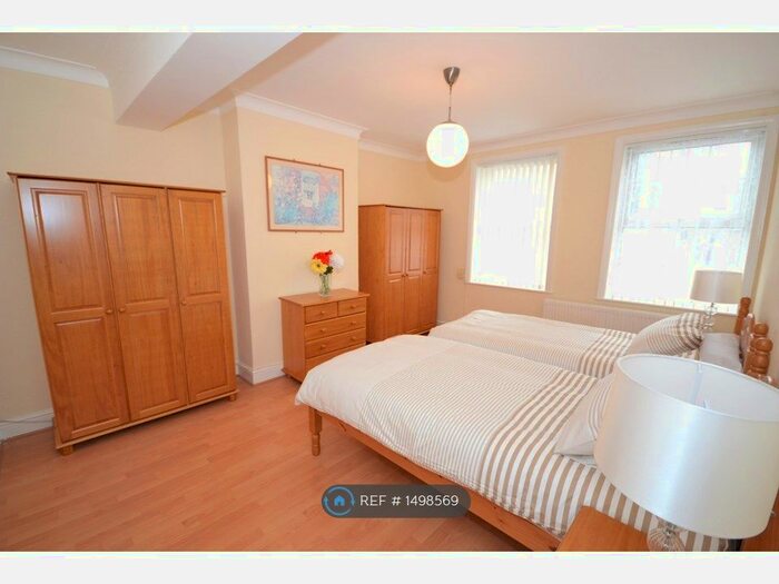 2 Bedroom Flat To Rent In Station Road, Edgware, HA8