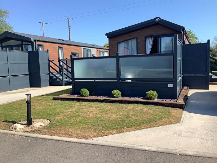 2 Bedroom Park Home For Sale In Hull Road, Skirlaugh, Hull, HU11