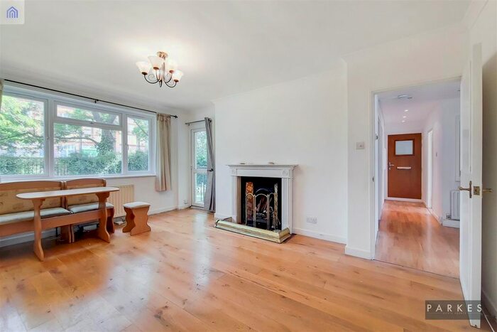 3 Bedroom Flat To Rent In Pearscroft Road, Fulham, London, SW6