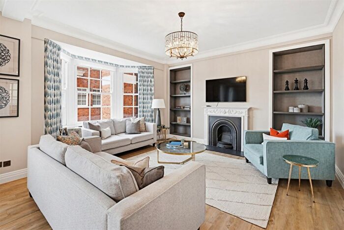 3 Bedroom Flat To Rent In Flat, - Grosvenor Square, London, W1K