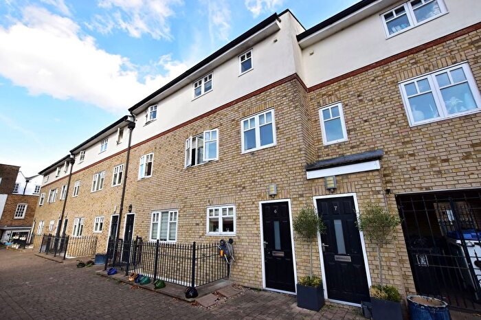 2 Bedroom Flat To Rent In Watford Field Road, Field Gate Mews, WD18