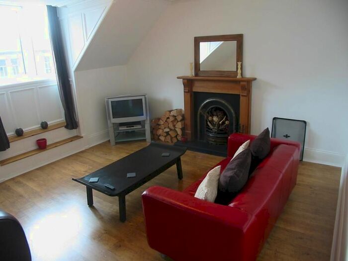 2 Bedroom Flat To Rent In Rosemount Place, Top Floor, Aberdeen, AB25