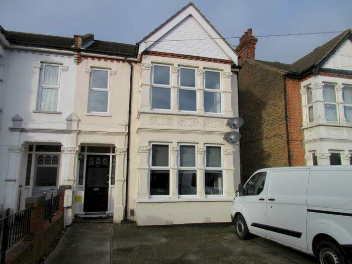 3 Bedroom Flat To Rent In Ceylon Road, Westcliff-On-Sea, SS0