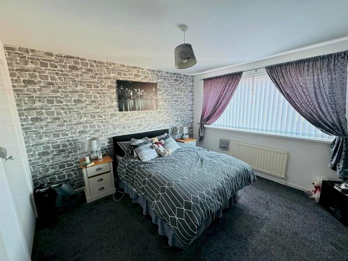 3 Bedroom Property For Sale In The Avenue, HettonLeHole, Houghton Le