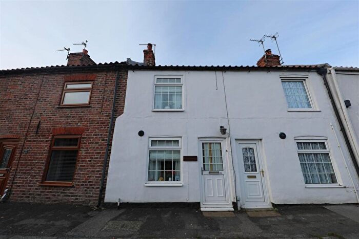 2 Bedroom Cottage For Sale In Chapel Lane, Ottringham, Hull, HU12