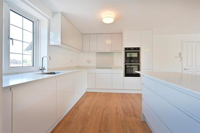 3 Bedroom Flat For Sale In Amenbury Court, Harpenden, AL5