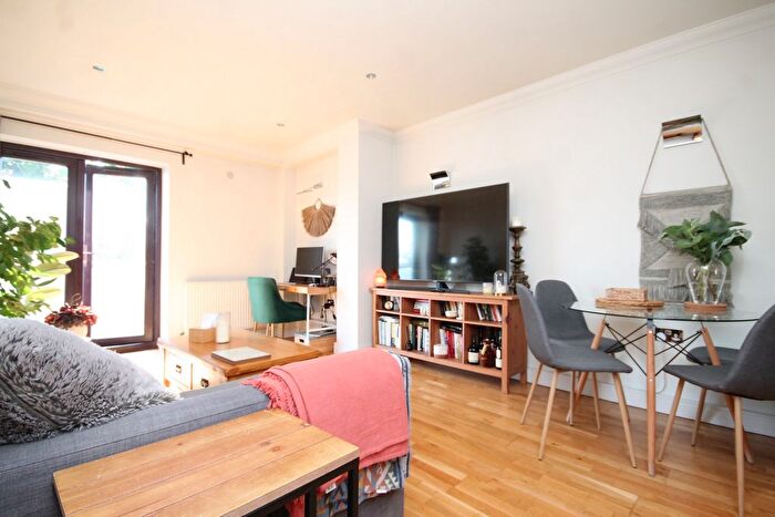 1 Bedroom Flat To Rent In Maple Leaf Court, Broomfield Lane, Palmers Green, N13