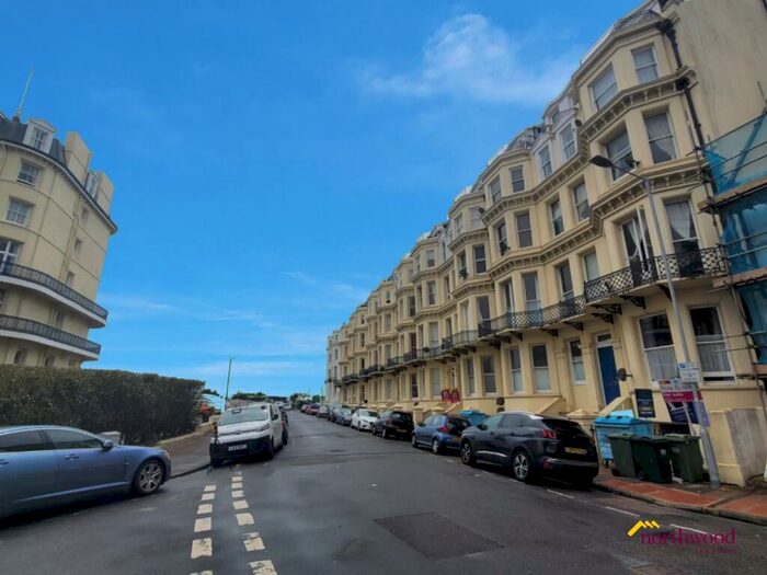 2 Bedroom Flat To Rent In Queens Gardens, Eastbourne, BN21