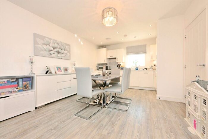 2 Bedroom Flat For Sale In Moye Close, Hoddesdon, EN11