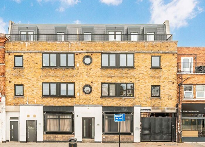 2 Bedroom Flat To Rent In Balham High Road, Tooting, SW17